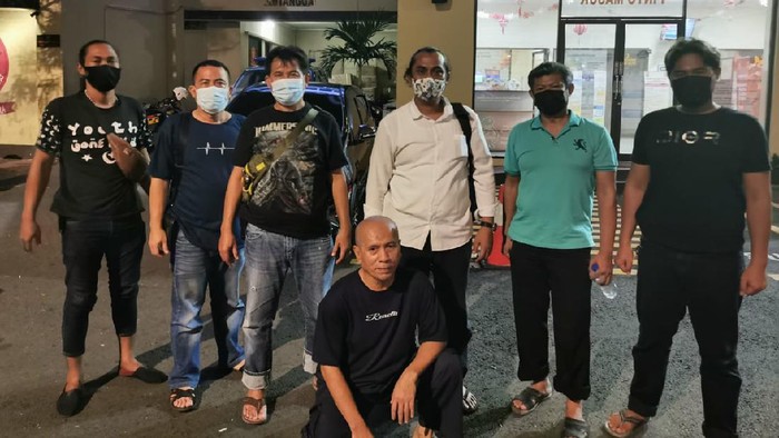 Guru ngaji (duduk) yang cabuli 5 muridnya di Jakut (Dok Istimewa)