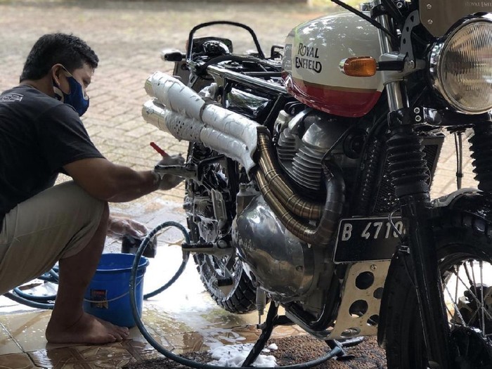 Ilustrasi cuci motor