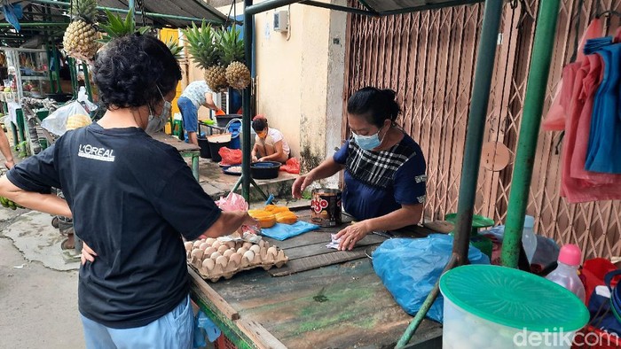Kota Medan terkenal punya berbagai jenis pasar atau dalam bahasa lokal disebut pajak. Salah satu yang legendaris adalah Pasar Hindu.