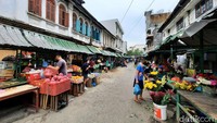 Kota Medan terkenal punya berbagai jenis pasar atau dalam bahasa lokal disebut pajak. Salah satu yang legendaris adalah Pasar Hindu Medan.