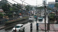 Jaringan kabel yang semrawut ini merusak pemandangan di kawasan tersebut.