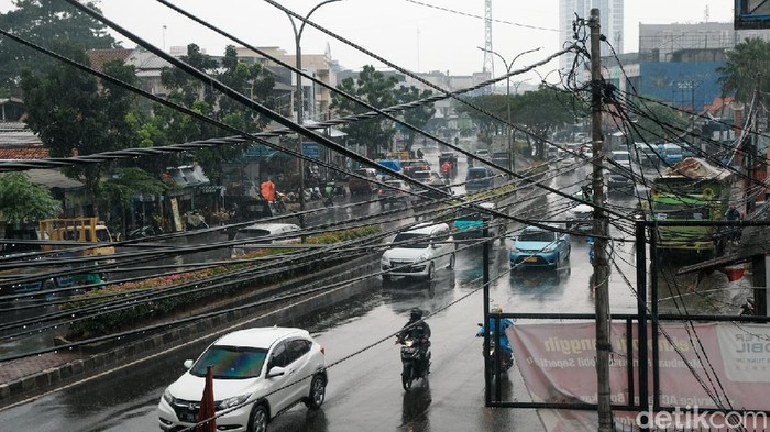 Kondisi jaringan kabel di Jl Raya Serpong, Kota Tangerang Selatan, Banten, memprihatinkan. Jaringan kabel itu terlihat semrawut.