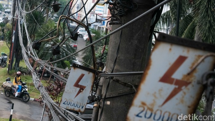Kondisi jaringan kabel di Jl Raya Serpong, Kota Tangerang Selatan, Banten, memprihatinkan. Jaringan kabel itu terlihat semrawut.