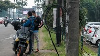 Kabel-kabel ini menjuntai di beberapa titik.