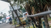 Bahkan ada kabel yang menjuntai menyentuh kepala manusia.
