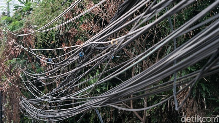 Kondisi jaringan kabel di Jl Raya Serpong, Kota Tangerang Selatan, Banten, memprihatinkan. Jaringan kabel itu terlihat semrawut.