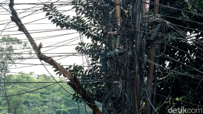 Jaringan Kabel Semrawut Ini Ada di Tangerang Lho Kondisi jaringan kabel di Jl Raya Serpong, Kota Tangerang Selatan, Banten, memprihatinkan. Jaringan kabel itu terlihat semrawut.