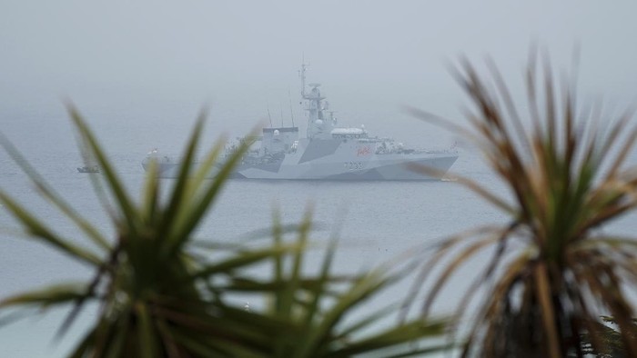 Jelang KTT G7, Pengamanan di Inggris Diperketat A naval vessel is moored off the coast of St. Ives in Cornwall, England Wednesday, June 9, 2021 as security in the area is tightened ahead of the upcoming G7 meeting in nearby Carbis Bay. World leaders, including US President Joe Biden and German Chancellor Angela Merkel, will meet in the the Cornish resort of Carbis Bay starting Friday 11 June. (AP Photo/Jon Super)