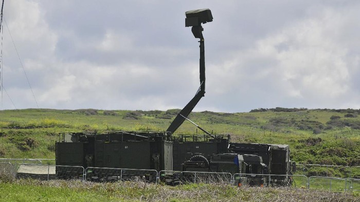 Jelang KTT G7, Pengamanan di Inggris Diperketat Mobile radar station set up at the National Trust car park in Godrevy, near St Ives, southern England, ahead of the upcoming G7 summit, Tuesday June 8, 2021. Three days of talks with G7 world leaders are expected to focus on the global recovery from the pandemic and a commitment to vaccinating the global population by the end of 2022. (Ben Birchall/PA via AP)