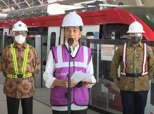 Didampingi Luhut, Jokowi Tinjau Stasiun LRT TMII Jaktim