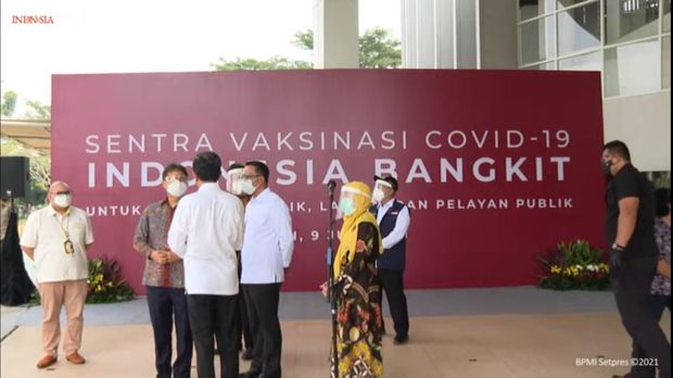 Jokowi tinjau vaksinasi COVID-19 massal di RSUI Depok bareng Menkes hingga RK (Foto: YouTube Setpres)