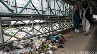 Sampah dibuang sembarangan dan menumpuk di satu titik.