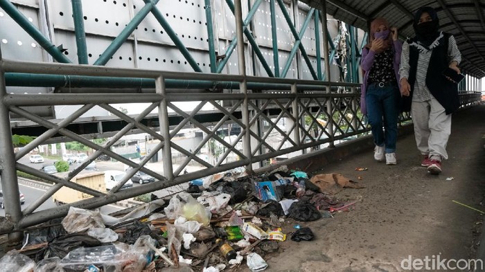 Jembatan penyeberangan orang (JPO) di Jalan Raya Serpong dipenuhi sampah yang dibuang sembarangan. Hal ini mengganggu kenyamanan pengguna.