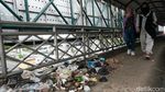 Jorok Banget! JPO Jalan Raya Serpong Penuh Sampah
