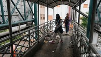 Tentunya ini mengganggu kenyamanan pengguna JPO.