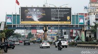 Permukaan JPO juga tampak tidak terawat dan beberapa bagian ada bekas vandalisme.