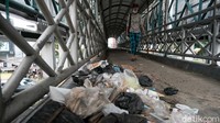 Pantauan detikcom, Rabu (9/6/2021) terdapat 2 JPO di Jl Raya Serpong, Tangsel, Banten, yang dipenuhi sampah. Pertama, dekat perbatasan Tangerang dan kedua dekat salah satu pusat grosir.