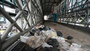 Jorok Banget! JPO Jalan Raya Serpong Penuh Sampah