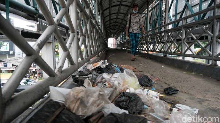 Jorok Banget! JPO Jalan Raya Serpong Penuh Sampah Jembatan penyeberangan orang (JPO) di Jalan Raya Serpong dipenuhi sampah yang dibuang sembarangan. Hal ini mengganggu kenyamanan pengguna.