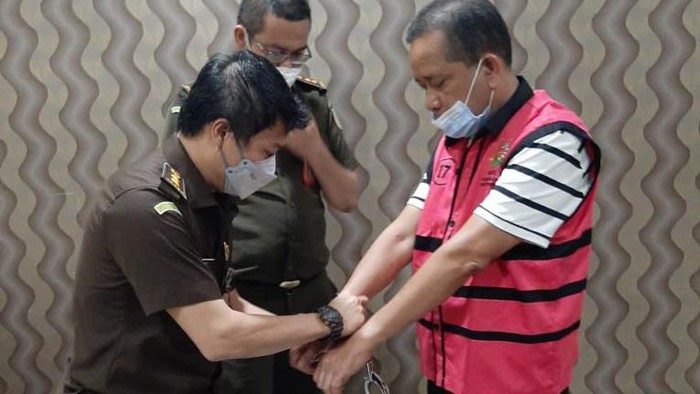 Kejagung tahan tersangka  MTM selaku Mantan Komisaris PT. Citra Tobindo Sukses Perkasa (CTSP) tahun 2010-2011.