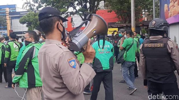 Kerumunan yang terjadi di gerai makanan cepat saji McD, Jalan Slamet Riyadi, Solo, Jawa Tengah, Rabu (9/6/2021).