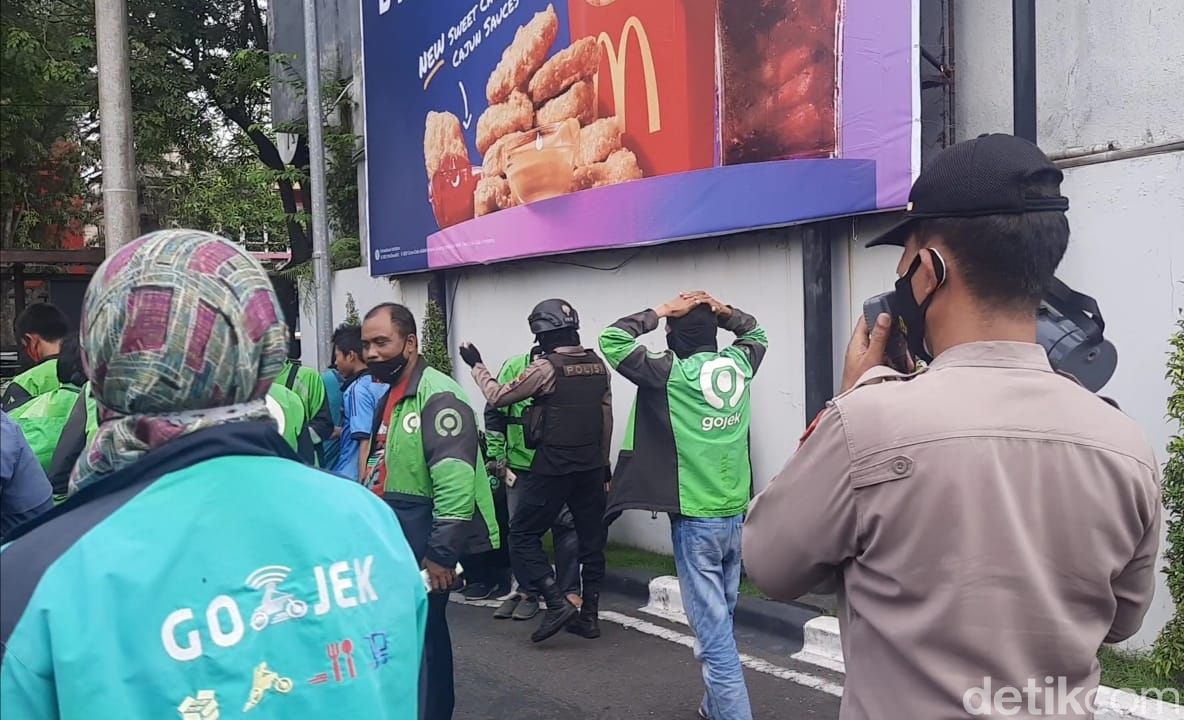 Kerumunan yang terjadi di gerai makanan cepat saji McD, Jalan Slamet Riyadi, Solo, Jawa Tengah, Rabu (9/6/2021).
