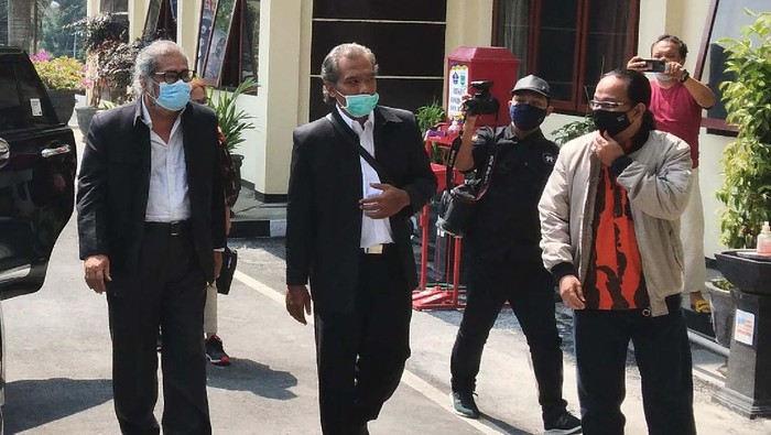 Ketua Komnas PA Arist Merdeka Sirait saat datang ke Polres Batu