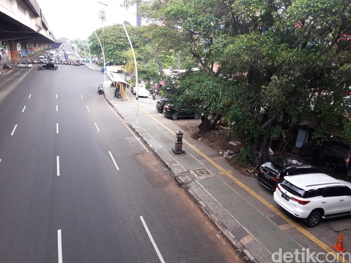 Kondisi trotoar di dekat Halte Kayu Putih, Rawasari, Jakarta Pusat, 9 Juni 2021. (Rakha Ariyanto Darmawan/detikcom)