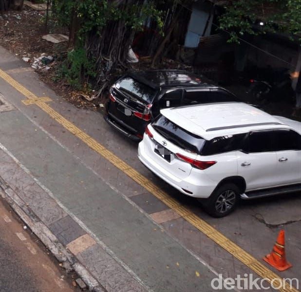 Kondisi trotoar di dekat Halte Kayu Putih, Rawasari, Jakarta Pusat, 9 Juni 2021. (Rakha Ariyanto Darmawan/detikcom)