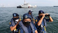 Anggota Kesatuan Penjagaan Laut dan Pantai (KPLP) Kementerian Perhubungan memantau semua aktivitas di perairan perbatasan Kepulauan Riau dan Singapura.