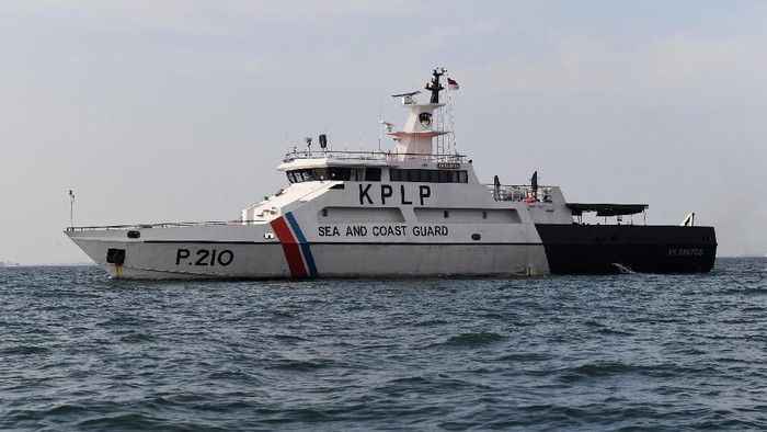 Anggota Kesatuan Penjagaan Laut dan Pantai (KPLP) Kementerian Perhubungan melakukan pengawasan di atas Kapal Patroli KN Rantos P210 saat berpatroli di perairan perbatasan Kepulauan Riau dan Singapura di Batam, Kepulauan Riau, Selasa (8/6/2021). Patroli tersebut bertujuan untuk menjaga keamanan pelayaran sekaligus menjaga laut dan pantai di wilayah Indonesia, dari berbagai ancaman terhadap keamanan, keselamatan, serta kelestarian laut dan pantai. ANTARA FOTO/Akbar Nugroho Gumay/nz