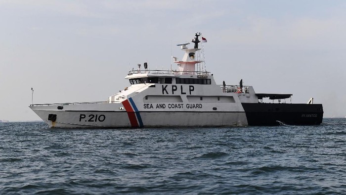 KPLP Terus Berpatroli untuk Jaga Perairan Perbatasan Anggota Kesatuan Penjagaan Laut dan Pantai (KPLP) Kementerian Perhubungan melakukan pengawasan di atas Kapal Patroli KN Rantos P210 saat berpatroli di perairan perbatasan Kepulauan Riau dan Singapura di Batam, Kepulauan Riau, Selasa (8/6/2021). Patroli tersebut bertujuan untuk menjaga keamanan pelayaran sekaligus menjaga laut dan pantai di wilayah Indonesia, dari berbagai ancaman terhadap keamanan, keselamatan, serta kelestarian laut dan pantai. ANTARA FOTO/Akbar Nugroho Gumay/nz