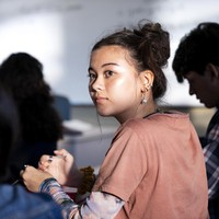 Serial keluarga Speechless (2016) produksi Disney menjadi debut Lukita di Hollywood. Namun, penampilannya di serial HBO Generation (2021) yang sukses memberinya sorotan. (Foto: Dok. HBO)