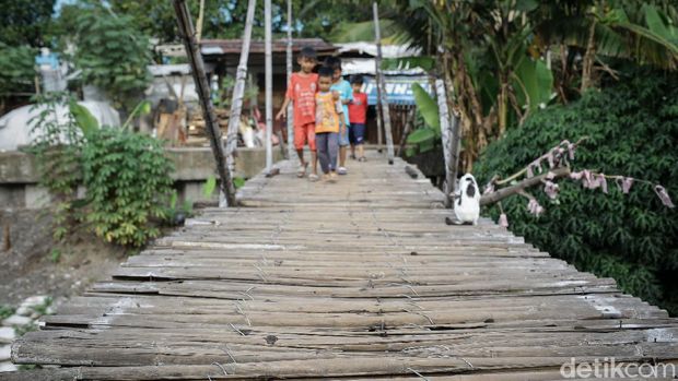 Maraknya pembangunan infrastruktur terus digenjot pemerintah. Namun, di tengah hiruk pikuk ibu kota masih ada loh jembatan kayu.