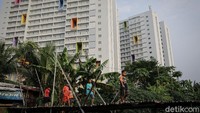 Sebanyak 420 KK itu masih menggunakan jembatan penyeberangan dengan kondisi yang tidak layak atau sangat mengkhawatirkan. 
