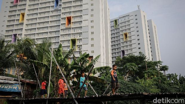 Maraknya pembangunan infrastruktur terus digenjot pemerintah. Namun, di tengah hiruk pikuk ibu kota masih ada loh jembatan kayu.