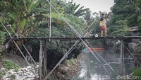 Dikhawatirkan jika tidak segera diperbaiki, maka akan bisa terjadi kejadian yang tidak diinginkan saat warga melintasi jembatan ini.