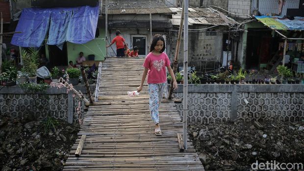 Maraknya pembangunan infrastruktur terus digenjot pemerintah. Namun, di tengah hiruk pikuk ibu kota masih ada loh jembatan kayu.