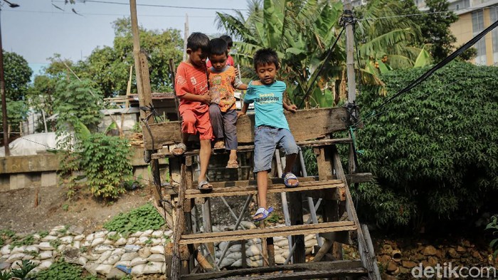 Maraknya pembangunan infrastruktur terus digenjot pemerintah. Namun, di tengah hiruk pikuk ibu kota masih ada loh jembatan kayu.