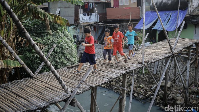 Masih Ada Loh Jembatan Kayu di Jakarta Maraknya pembangunan infrastruktur terus digenjot pemerintah. Namun, di tengah hiruk pikuk ibu kota masih ada loh jembatan kayu.