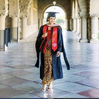 Maudy Ayunda berhasil menyelesaikan pendidikan magister di dua jurusan yakni Administrasi Bisnis dan Bidang Pendidikan setelah dua tahun menimba ilmu di salah satu universitas terbaik dunia itu. Foto: Instagram/@maudyayunda
