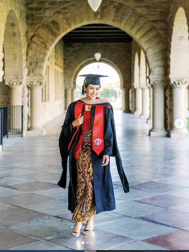 Maudy Ayunda berhasil menyelesaikan pendidikan magister di dua jurusan yakni Administrasi Bisnis dan Bidang Pendidikan setelah dua tahun menimba ilmu di salah satu universitas terbaik dunia itu. Foto: Instagram/@maudyayunda