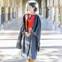 Bintang film ‘Perahu Kertas’ ini tampil cantik dengan riasan natural dan rambut yang disanggul modern. Foto: Instagram/@maudyayunda