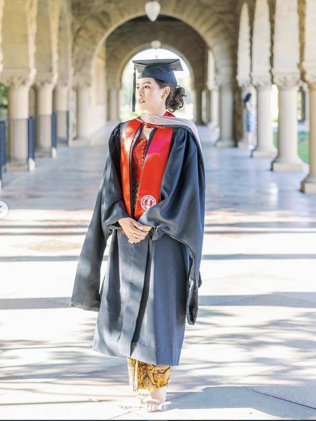Bintang film ‘Perahu Kertas’ ini tampil cantik dengan riasan natural dan rambut yang disanggul modern. Foto: Instagram/@maudyayunda