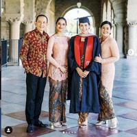 Maudy Ayunda harus mengikuti kelas-kelas kuliah secara online lewat Zoom dan juga wajib memakai masker ke manapun. Namun karena pengalaman itulah wanita 26 tahun ini jadi lebih bisa melepaskan kontrol, merefleksikan diri dan menentukan skala prioritas. Foto: Instagram/@maudyayunda