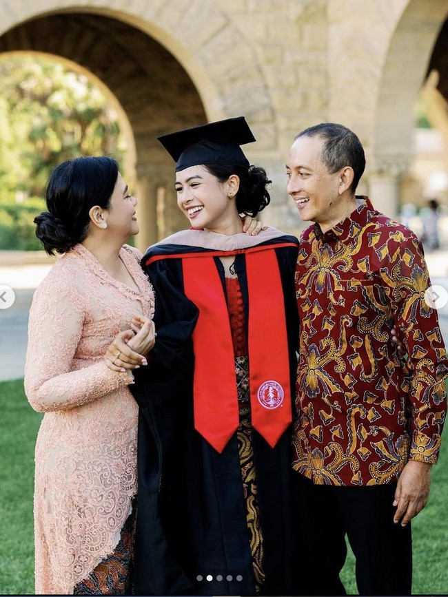 Satu tahun terakhir merupakan tantangan bagi Maudy Ayunda dalam menyelesaikan studinya. Dia bercerita pada Maret 2020, kegiatan perkuliahan harus berubah drastis dikarenakan pandemi virus Corona. Foto: Instagram/@maudyayunda