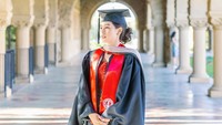 Maudy Ayunda menyelesaikan pendidikan di tingkat magister dengan dua jurusan, yaitu Administrasi Bisnis dan Bidang Pendidikan. Foto: Instagram Maudy Ayunda