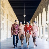 Ia tampak mengenakan kebaya merah model kutu baru dengan kain batik. Keluarganya pun turut hadir dalam prosesi wisuda. Foto: Instagram/@maudyayunda