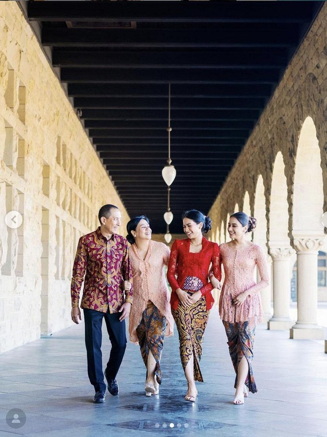 Ia tampak mengenakan kebaya merah model kutu baru dengan kain batik. Keluarganya pun turut hadir dalam prosesi wisuda. Foto: Instagram/@maudyayunda