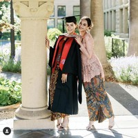 “Saya bersyukur untuk setiap hal. Sebuah keistimewaan yang luar biasa bisa jalan melewati dinding ini. Saya berharap bisa membayarnya ke depan,” tutupnya. Foto: Instagram/@maudyayunda